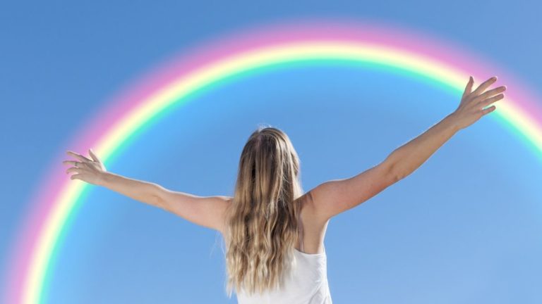 虹を見上げる女性