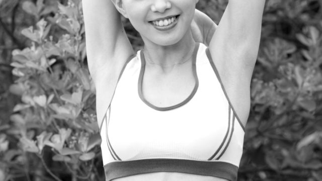 準備体操する女性 ストレッチ 脇 運動 健康