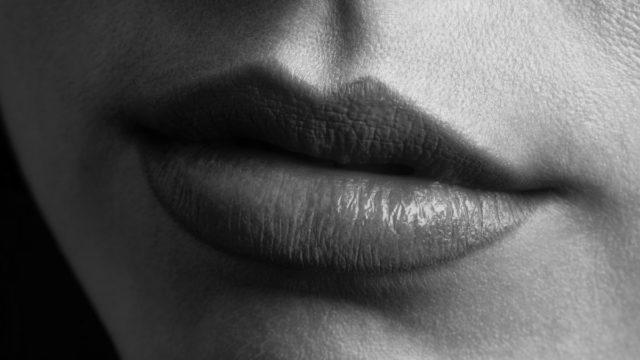 女性の唇