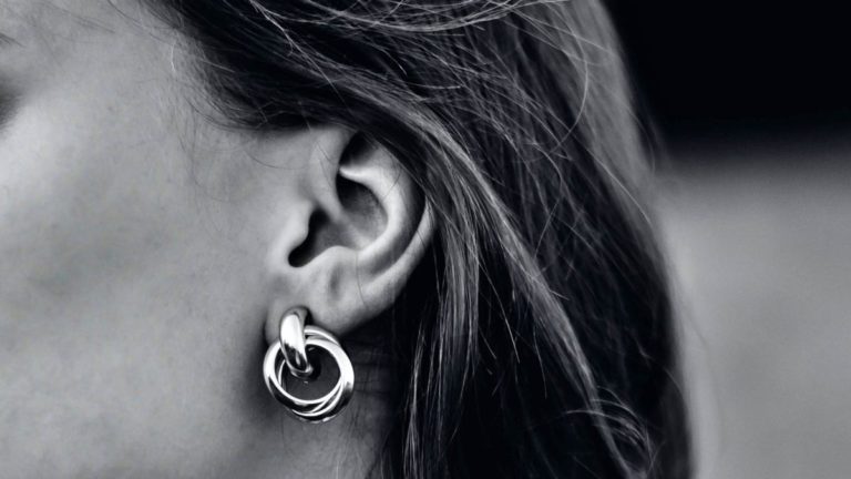 女性の耳 イヤリング アクセサリー