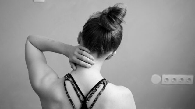 首が痛い 首を押さえる 女性